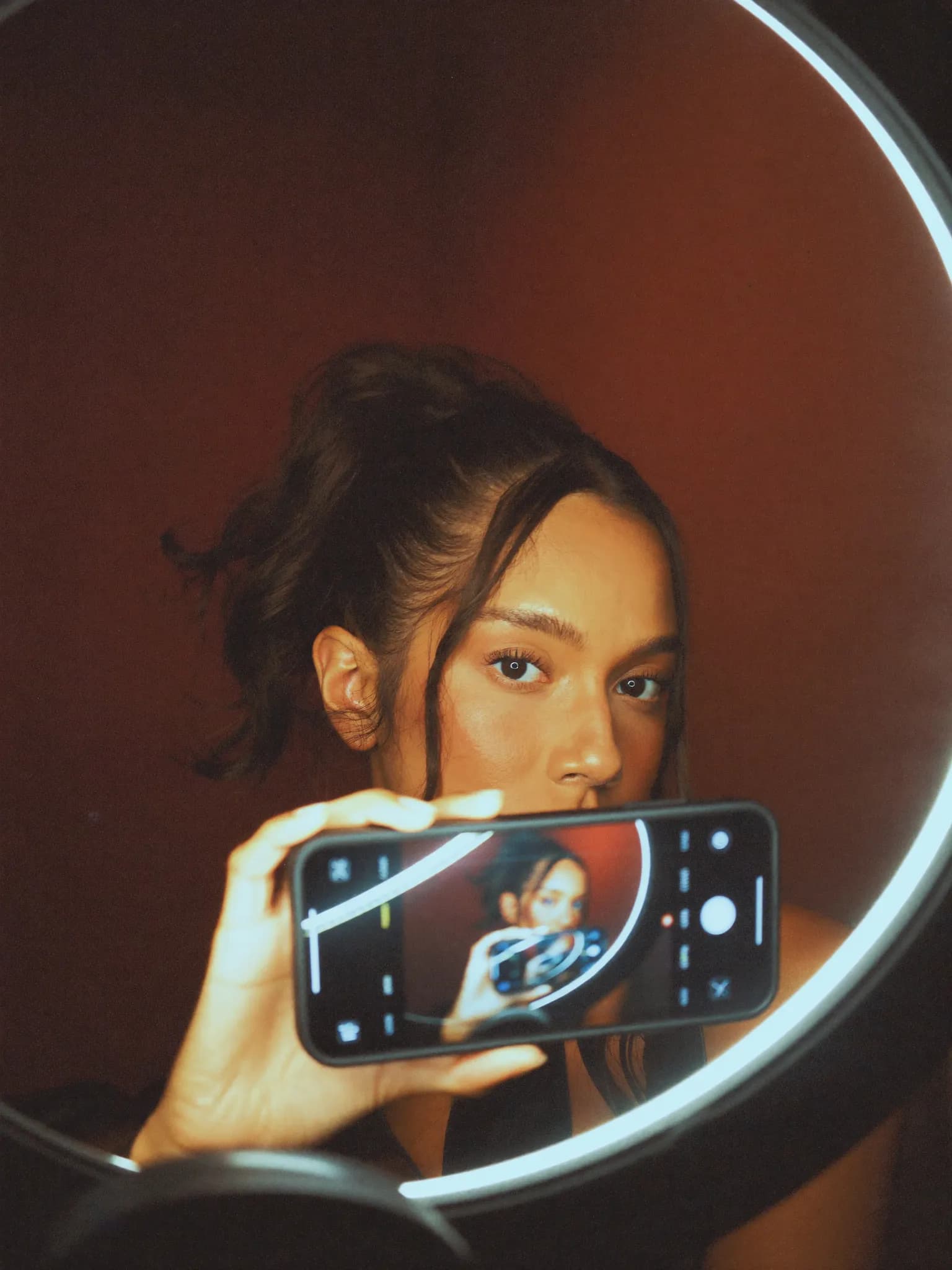 Créatrice tournant un live TikTok